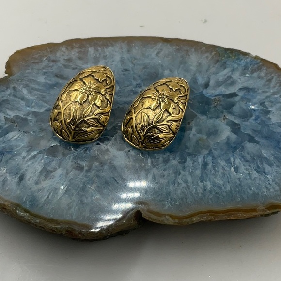 Vintage Gold Floral Post Earrings Featuring Morning Glory Flowers & Vines - Picture 6 of 6